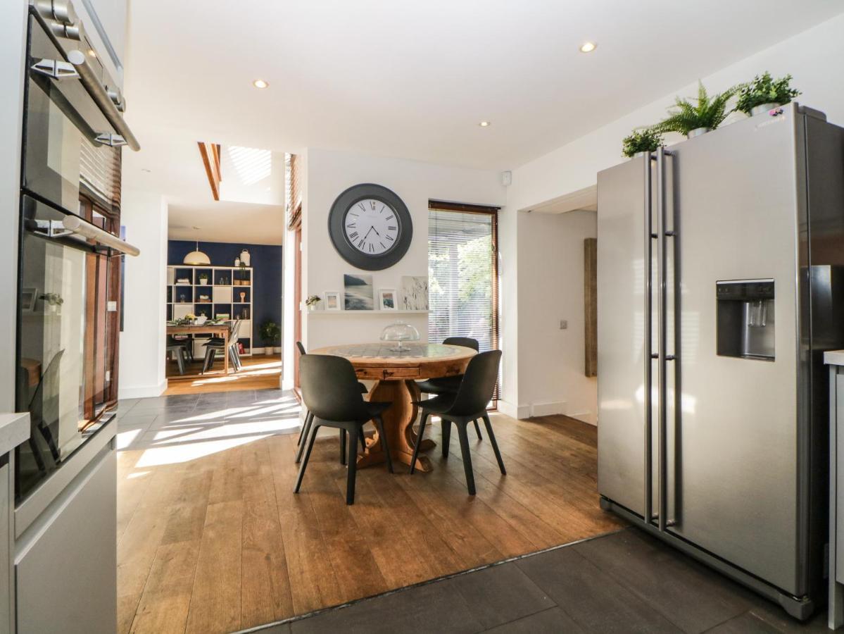 Iroko Villa Torpoint Exterior photo