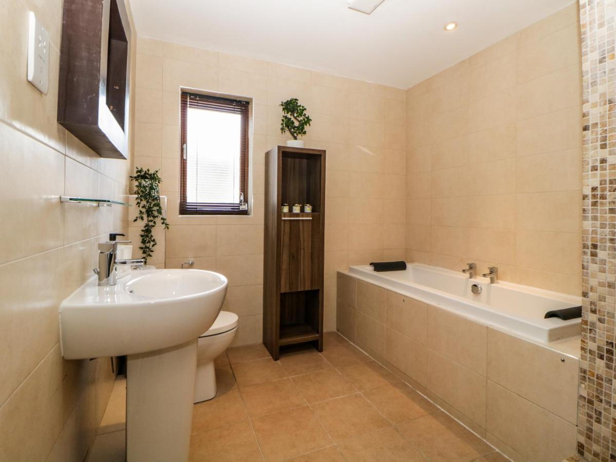 Iroko Villa Torpoint Exterior photo